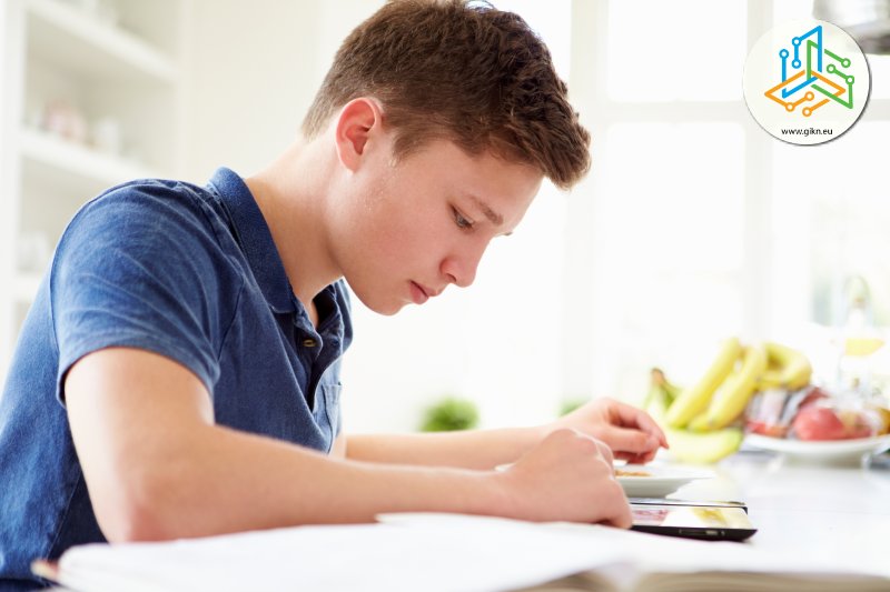 Ученик подготвя домашни онлайн